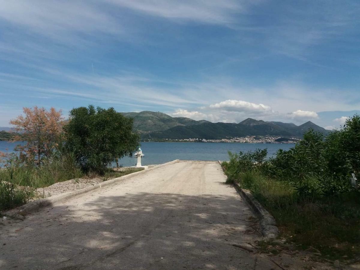 Camping Drepanos 伊古迈尼察 外观 照片